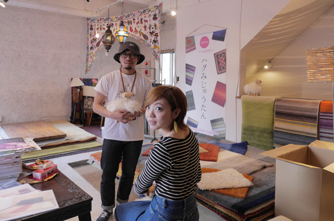 アジアン家具KAJAのハグみじゅうたん展を準備する吉祥寺店スタッフ