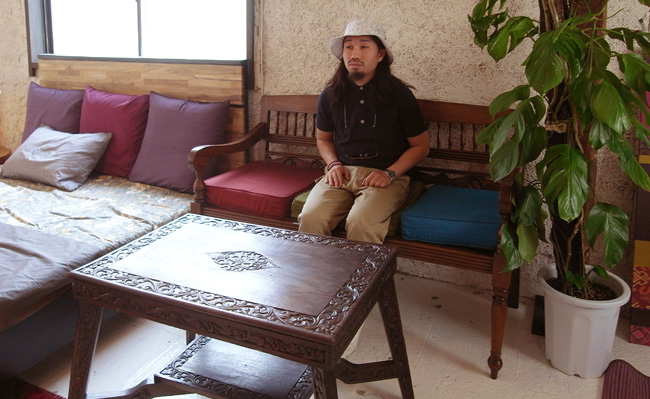 アジアン家具KAJA吉祥寺店の一点ものの家具とスタッフ