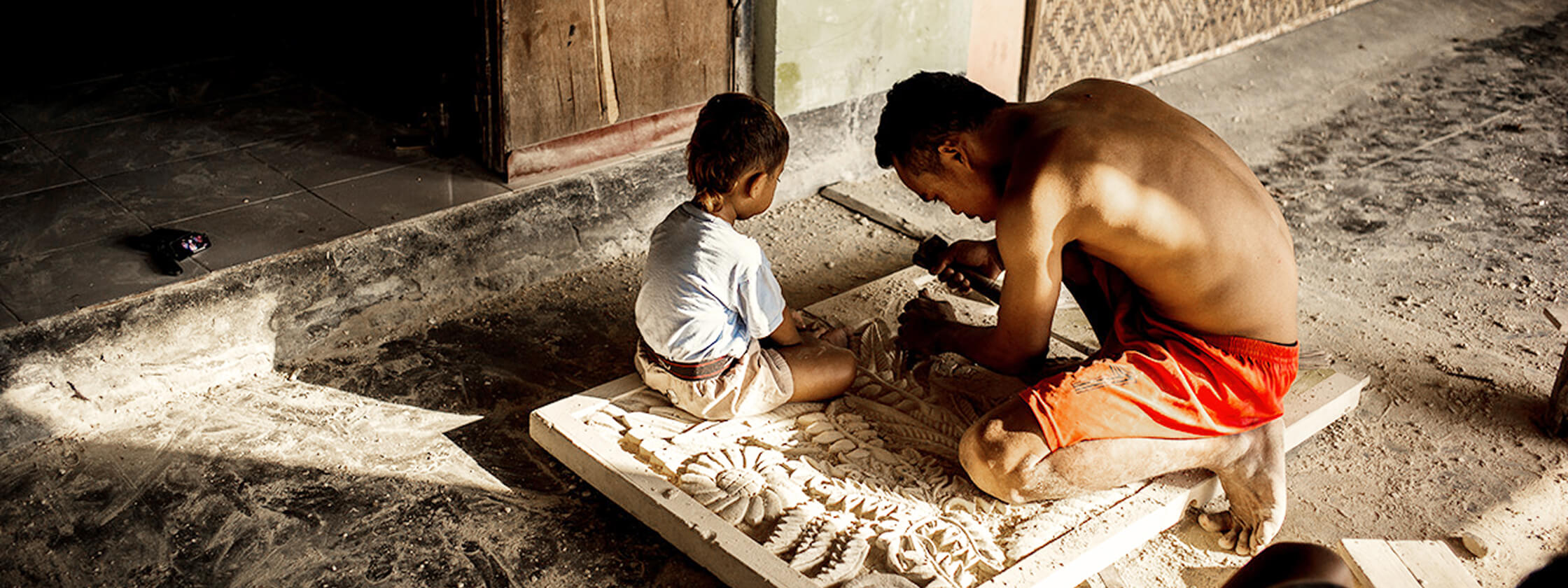 工場も地域もばらばら。 その土地に合った職人とその土地に合った素材でつくる。