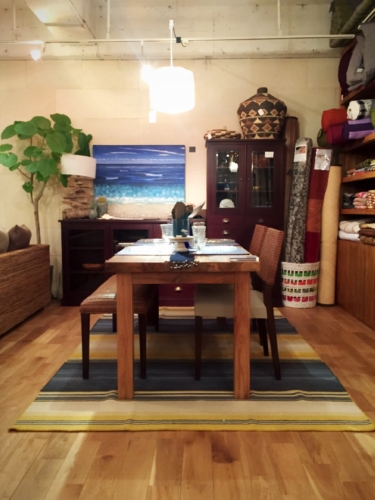 KAJAの家具とハグみじゅうたんの画像