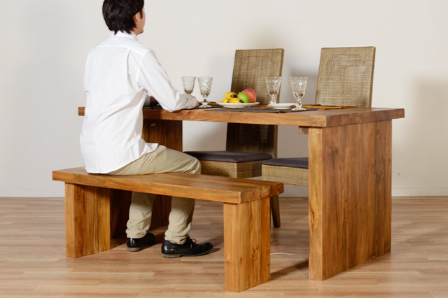 テーブルにチェアとベンチの組み合わせが使いやすい。 | KAJA