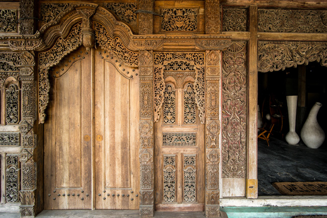 神秘の入り口、精巧なレリーフが美しいインドネシアの扉 | KAJA