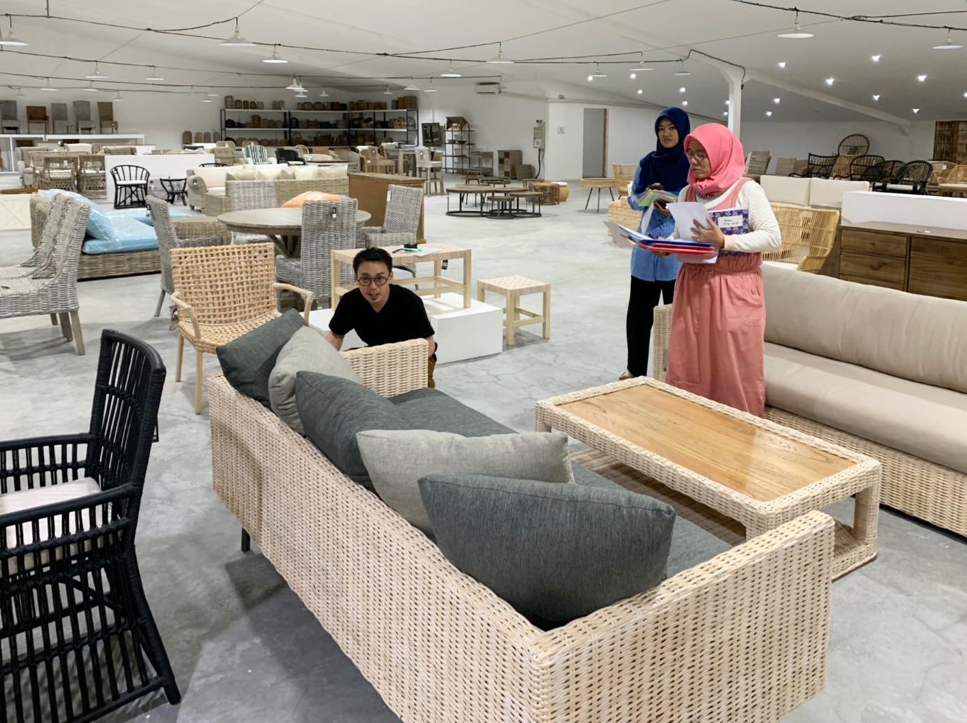 アジアン家具KAJA家具工場で新作チェックするバイヤー