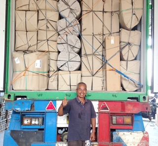 アジアン家具KAJAインドネシアで商品積み込み完了