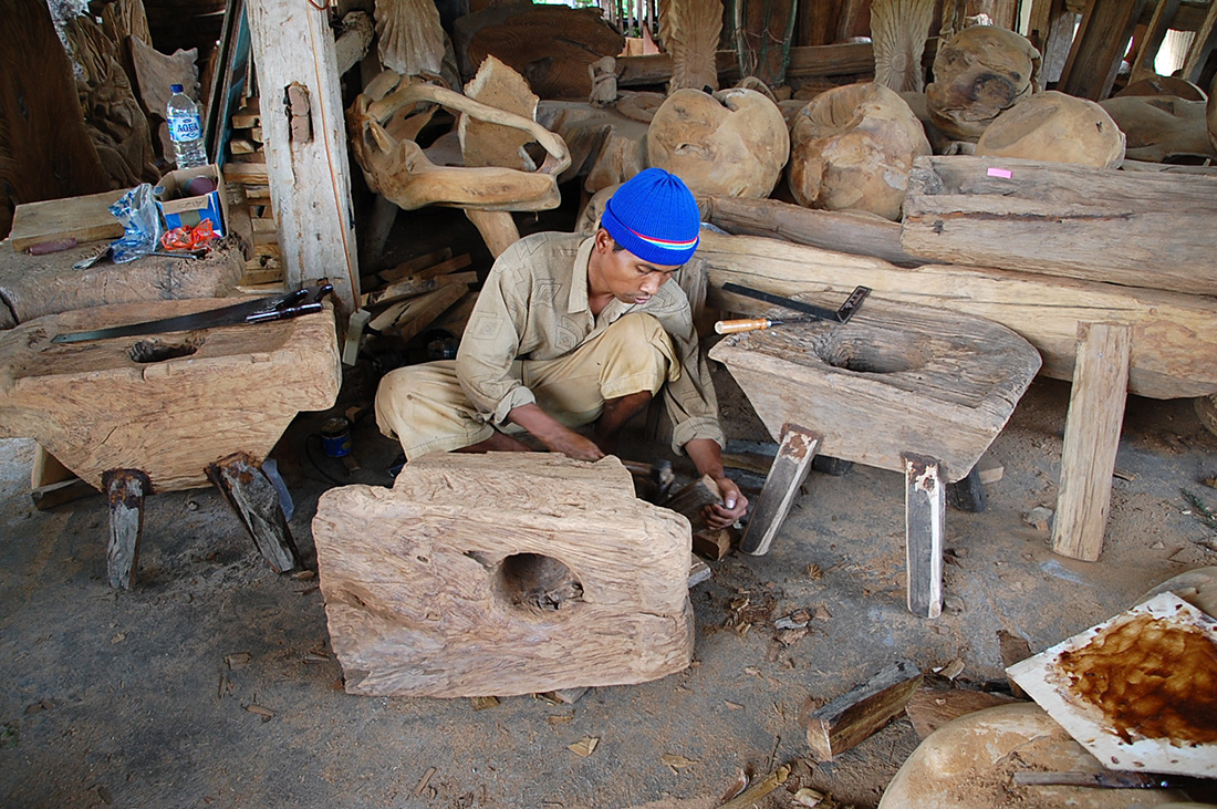 アジアン家具KAJAインドネシアの古木のある工房