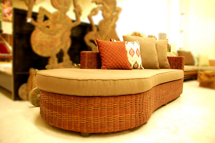 アジアンスタイルにぴったりのラタン編みのソファ