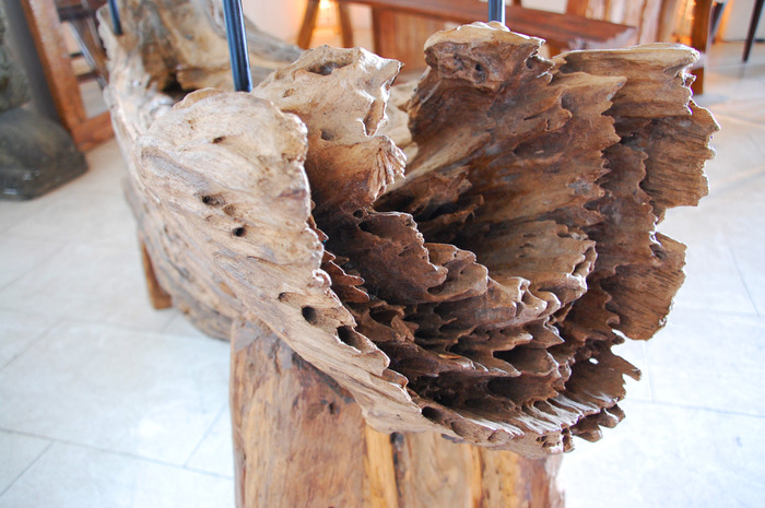 木材そのままのダイニングテーブル